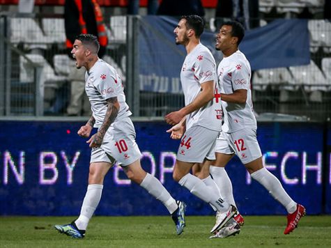 איזה ביצוע של ז`וסוואה!! מלי מצא הפורטוגלי על קו ה-16, הוא עצר על החזה ובעט מהאוויר לחיבורים. וואו! (סוכנות ג`יני)