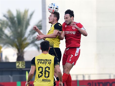 <STRONG>שריקת סיום למחצית הראשונה! משחק קצבי ומהנה בנתניה עם מצבים נפלאים משני הצדדים. האדומים היו הקרובים ביותר לעלות על הלוח כשעומרי אלטמן בעט פנדל שנהדף על ידי רז כרמי בדקה ה-29 (ברני ארדוב)</STRONG>