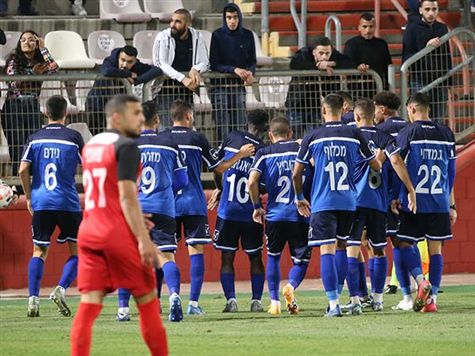 <STRONG>מה קורה בדוחא?! פארפה גויאגון קיבל את הכדור בתוך הרחבה, הקפיץ לעצמו ובעט וולה שטוח לרשת של קנדיל! איזה שער נפלא (אודי ציטיאט)</STRONG>