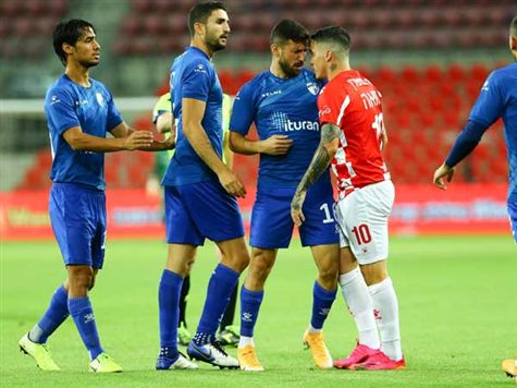 למה אנחנו לא מופתעים? כבר בדקה השלישית, עימות מכוער בין ז`וסוואה לשני שחקנים מק``ש, אורי דהן ומוחמד שכר. (לירון מולדובן)