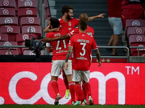 <P>אכזבה גדולה לשמידט וחניכיו. דווקא בדקות טובות של ההולנדים, כדור קרן הגיע לאוטמנדי שעלה מעל כולם ונגח ברחבה, ההגנה הכחולה לא הצליחה להרחיק ו-וייגל עמד בדיוק במקום הנכון בשביל לשלוח את הכדור לרשת. <STRONG>0:2 לבנפיקה </STRONG>(צילום: Getty)</P>