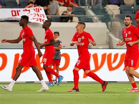 שחקני הפועל תל אביב מתחממים (אלן שיבר)