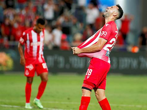 התקפה אדומה יפה הסתיימה בבעיטה של תומר מתוך הרחבה, והכדור פגע בקורה הימנית, טייל לאורך קו השער ויצא. (אלן שיבר)