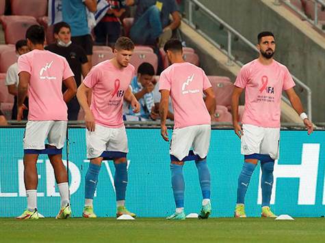 הכנות אחרונות לפני שריקת הפתיחה (אלן שיבר)