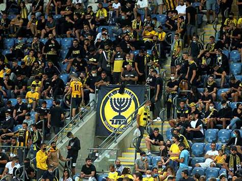 הקהל הבית``רי ביציעים (צילום: אלן שיבר)