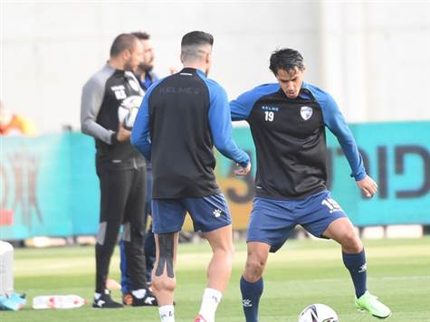 רועי קהת מתחמם. קפטן ק``ש רוצה להפתיע (ברני ארדוב)