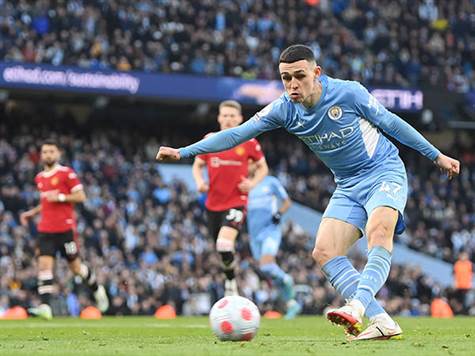 ניסיון ראשון של סיטי במחצית השנייה. פיל פודן ניער את וואן ביסאקה ושיחרר בעיטה ברגל שמאל מצד שמאל, אך הכדור הלך אל מחוץ למסגרת (GETTY)