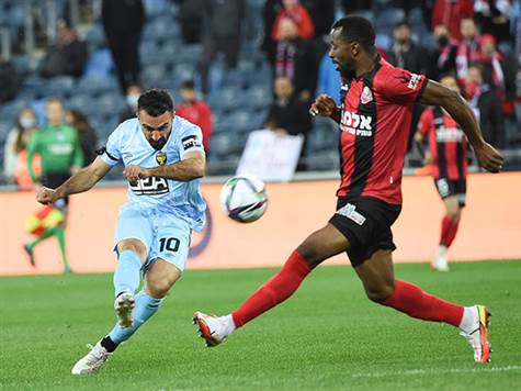 הדקות הטובות ביותר של בית``ר כבר המון זמן. הירושלמים מניעים את הכדור, ומגיעים למצבים. הפועל חיפה לא ממש נכנסה למשחק - לפחות עד עכשיו (צילום: ברני ארדוב)