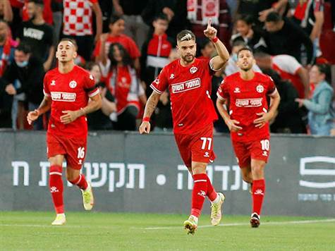 <STRONG>הגבהה של רמזי ספורי מצאה את ראשו של מריאנו בריירו, הקשר הוריד עם הראש לחטואל שנגח מקרוב את הראשון של הפועל באר שבע. איזו פתיחה אדירה (אלן שיבר)</STRONG>