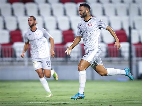 <STRONG>איזה גול של חדרה! </STRONG>סער פדידה קיבל כדור ומ-25 מטרים שלח בעיטה שפגעה בשחקן הגנה כחול והתעופפה מעל ינקו לרשת. 0:1 לחדרה<BR><BR>(מאור אלקסלסי)