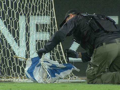 אירוע חריג עוד לפני פתיחת המשחק, כאשר רחפן עם דגל ישראל נכנס לתחומי המגרש, ונבדק על ידי המשטרה