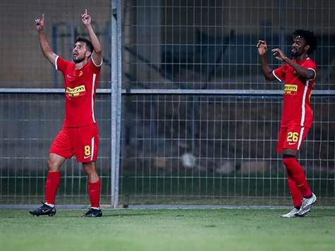 <STRONG>אשדוד מוליכה 0:1 על קריית שמונה לאחר 45 דקות. סלינאס שבר את הקרח בדקה ה-20, בן שבת הורחק כבר בדקה השנייה והחבורה מעיר הנמל נעצרה פעמיים בקורה לאחר בעיטות של זסנו וכנעאן (מאור אלקסלסי)</STRONG>