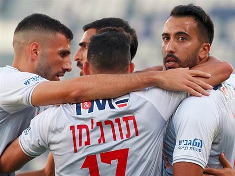 גל אראל שלח את הפנדל לפינה השמאלית והעלה את הפועל חיפה ל-0:2! (אלן שיבר)