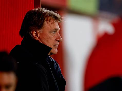 סלובודאן דראפיץ` לא רואה כדורגל מהקבוצה שלו. כמו בלא מעט משחקים מאז שהגיע. יכולת חלשה של הפועל ת``א (צילום: מאור אלקסלסי)