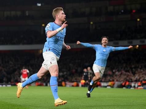 טעות קשה מאוד של טומיאסו מאחור, לאחר שניסה למסור לראמסדייל ובמקום זאת בישל לדה בריינה שער ענק, אחרי שהבלגי הקפיץ מעל השוער בדרך לראשון. יתרון לאורחים! (GETTY)