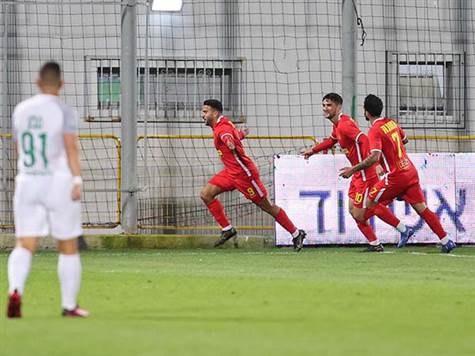 מתפרצת של אשדוד הסתיימה במהלך אישי נהדר של כנעאן, ששלח בעיטה שנהדפה על ידי כהן. הרוש זינק על הריבאונד ונגח אותו פנימה, 0:1 לאשדוד! (לירון מולדובן)