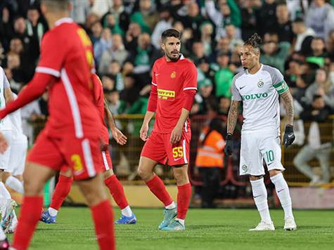 אשדוד לא מורידה את הרגל מהגז! המארחים ממשיכים לתקוף ובכל פעם שהכדור מתקרב לרחבה, הסכנה מורגשת. הפעם, היא לא ניצלה ערבוביה כדי לכבוש את השלישי (לירון מולדובן)