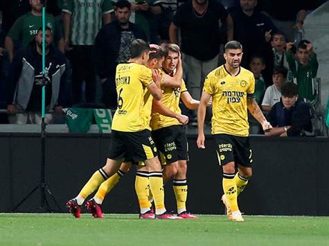 <STRONG>0:1 למכבי נתניה!</STRONG> כדור עומק אדיר של אזולאי מצא את בילו, והוא מסר רוחב. זלאטנוביץ` היה במקום ודחק פנימה בנגיעה את היתרון. (אלן שיבר)