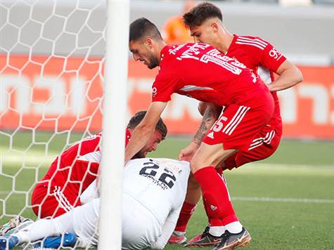 מתח בבלומפילד: האם הפועל ת``א תצליח להשוות? (צילום: אלן שיבר)