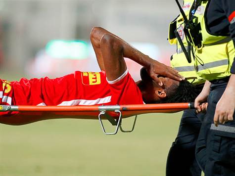 <P>אבנעזר ממאטה, שבסכנת צהוב לחצי גמר הגביע, עולה במקום זקאריה שנפצע ולא הצליח לרדת בכוחות עצמו מהמגרש (אלן שיבר)</P>