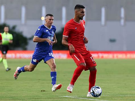 סכנין מנסה לחזור ומניעה את הכדור, אבל בינתיים ללא הצלחה (דני מרון)