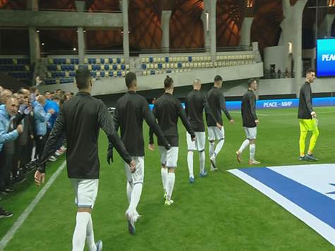 לפני פתיחת המשחק, שחקני נבחרת ישראל עלו עם יד מושטת ריקה - כמחווה לילדים שכרגע נמצאים בשבי חמאס. צפו ברגע המרגש ->