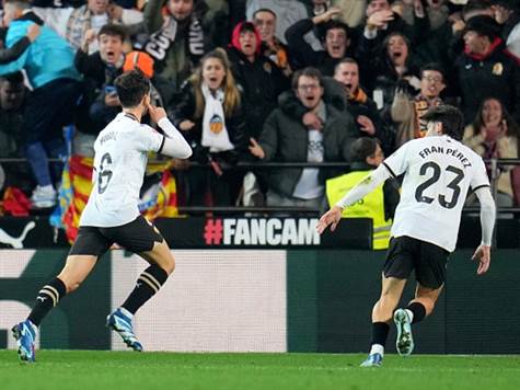 גיאמון חוגג עם האוהדים במסטאייה (Getty)