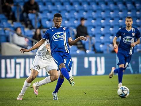 מתקרבים לסיום השליש הראשון של המשחק (עודד קרני)