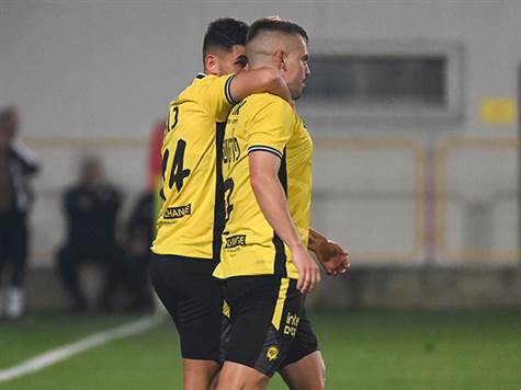 <STRONG>0:2 לנתניה!</STRONG> בעיטה של פלקושצ`נקו נבלמה וחזרה אליו. הקשר בעט שטוח מקצה הרחבה לרשת והפתיע את הרוש, שאפילו לא זז. (ברני ארדוב)