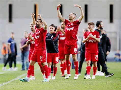 מנגד, הפועל ב``ש תבוא במומנטום - שלושה נצחונות רצופים יש לקבוצה של אליניב ברדה, כולל העפלה לחצי גמר הגביע אחרי הניצחון על הפועל פ``ת. האדומים ינסו לנצל את ההפסד של הפועל חיפה לסכנין, ולפתוח פער בקרב על המקום השלישי והכרטיס לאירופה (צילום: אלן שיבר)