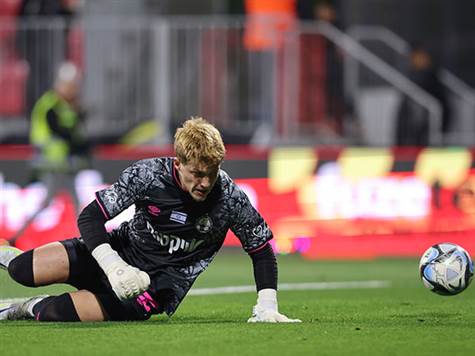 אחרי דקות ראשונות בקצב גבוה, המשחק נרגע - שתי הקבוצות מנסות לייצר עוד מצבים, אבל לא מדויקות מספיק (צילום: מאור אלקסלסי)