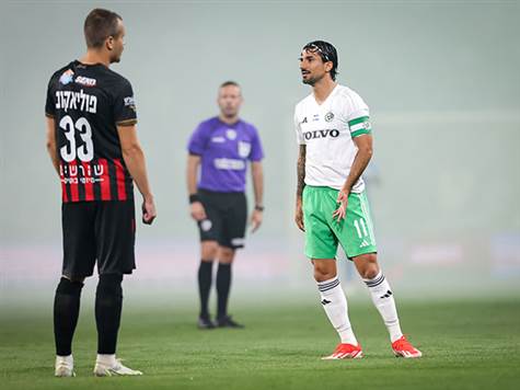 העשן מהאבוקות עדיין לא התפזר. מעט לאחר שעצר המשחק, גם אוהדי הפועל חיפה הדליקו אבוקות משלהם (מאור אלקסלסי)