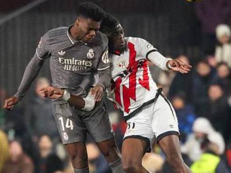 ראיו ממש לא מתגוננת אחרי שער היתרון ומנסה להשיג את השני. בנתיים ההגנה האורחת מונעת זאת ממנה, אך יפה לראות את המקומיים מעזים גם ביתרון על אלופת אירופה (GETTY)