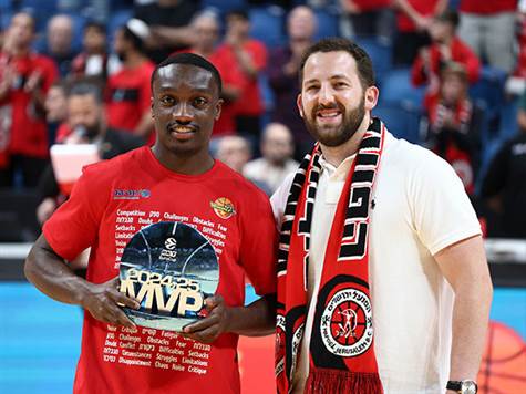 <strong>צפו בהענקת גביע ה-MVP של היורוקאפ לג'ארד הארפר</strong>