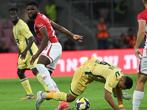 רצף התקפות של באר שבע מסתיים בכל פעם כשהמסירה האחרונה הולכת לאיבוד. הדרומים שולטים, אך נראים חסרי דיוק עד כה (ברני ארדוב)