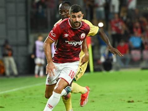 באר שבע עושה לא פעם ולא פעמיים עבירות במצבים מסוכנים מאוד, סמוך לרחבה. למזלה אף רגל של ריינה לא הצליחה לדייק בעיטה למסגרת (ברני ארדוב)