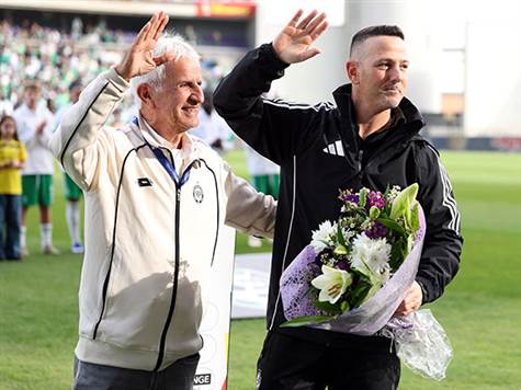 לפני המשחק נערך טקס לגיא צרפתי, שבו נשמעו שריקות בוז צורמות לעוזר מאמן מכבי חיפה מצד אוהדי מכבי נתניה. (אלן שיבר)