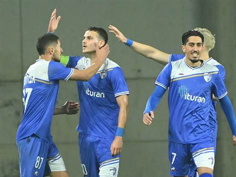 <strong>התקפה ראשונה - ושוויון מהיר! (צילום: ברני ארדוב)</strong>