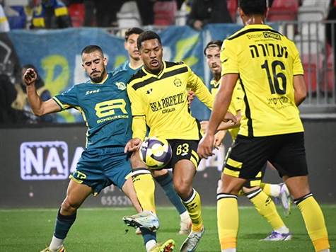 איזה מהלך נהדר של דאבו! מבצע אישי שלו הפך לדאבל פס עם פלקושצ'נקו ובסופו של דבר בעיטה שלו עפה החוצה (ברני ארדוב)