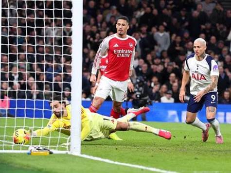 איזו הדיפה של ראיה!! עקב ענק של רישרליסון נעצר על הקו על ידי השוער של ארסנל, שמציל את התותחנים! (GETTY)