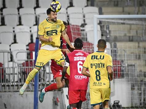 מהקרן, הכדור פגע בידו של אלמקייס לכאורה, ולייבה הוציא כרטיס אדום. לאחר בדיקה במערכת ה-VAR, לייבה ביטל את הפנדל וגם את הכרטיס האדום. ריינה והפועל ירושלים ירדו למחצית ב-0:0 (ברני ארדוב)