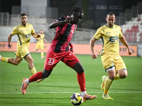 דאפה מקבל הזדמנות ובועט מקצה הרחבה כדור שעף לשמיים (ברני ארדוב)