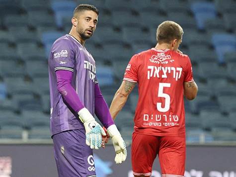 בסופו של דבר הוא נכנע. ג'ראפי (אלן שיבר)