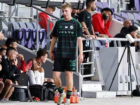 רטנר מתקשה להסתיר את אכזבתו מההרחקה (אלן שיבר)