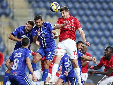 המשחק בפ"ת נפתח עם הרבה תעוזה ואחזקת כדור, בינתיים - הקצב נרגע מאוד (צילום: אלן שיבר)