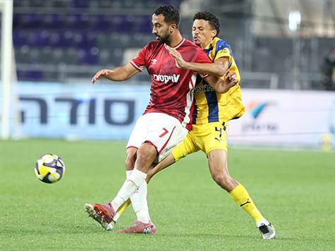 מחצית סוערת בבלומפילד הגיע לסיומה. 0:1 להפועל ב``ש על מכבי ת``א (אלן שיבר)