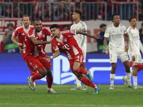 הלחץ של באיירן עבד ואחרי ריבוי מצבים, דאבל פס של מוסיאלה ודיאס הסתיים בבעיטה מסובבת של האחרון לחיבור. 4:5 בסיכום! (GETTY)