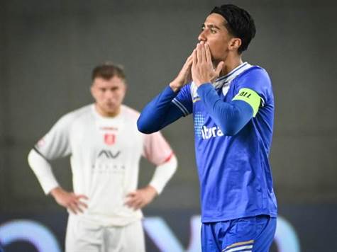 פאצ'קו התעלל בהגנה האדומה, הכדור הגיע ליאיר מרדכי שמרחוק שיגר לחיבורים שער אדיר. (ברני ארדוב)