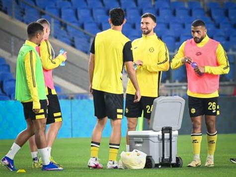 שחקני נתניה מתחממים&nbsp;(ברני ארדוב)