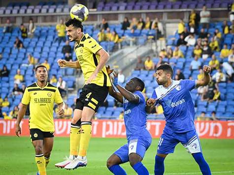 המחצית הראשונה מגיעה לסיומה כשאף אחת מן הקבוצות לא מצליחה לאיים באופן רציני על שער היריבה